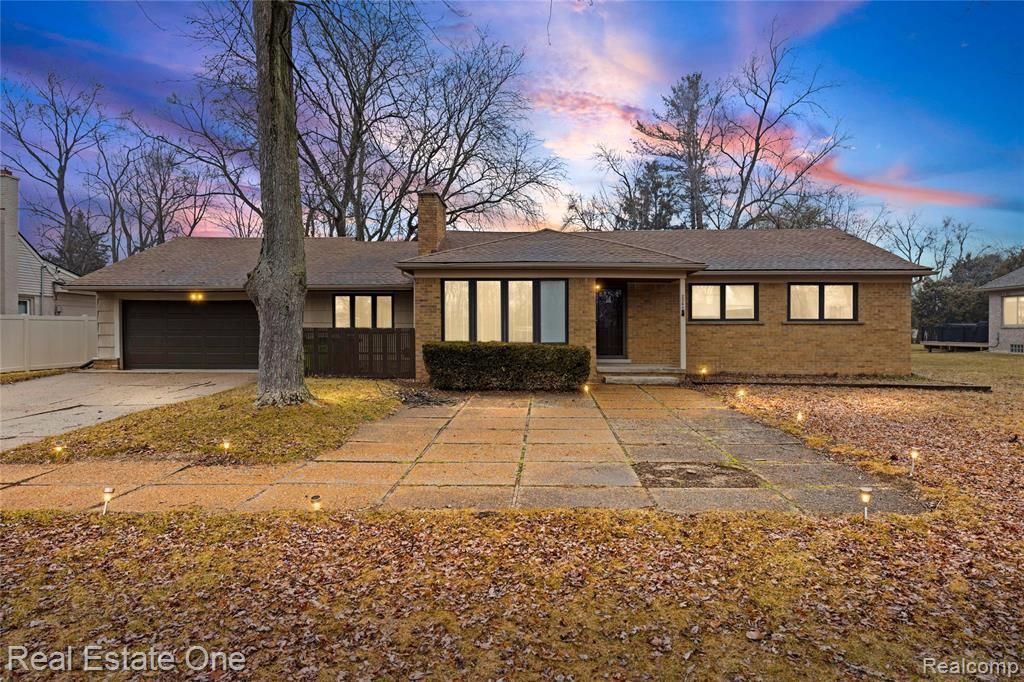 2360 Pineview, West Bloomfield, MI 48324