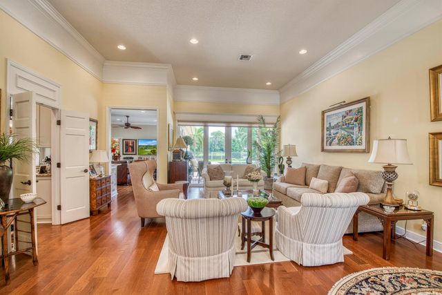 144 Oakwood Lane, Palm Beach Gardens, FL 33410