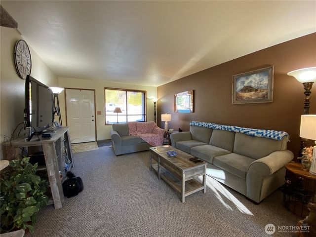 986 Highline Drive, East Wenatchee, WA 98802