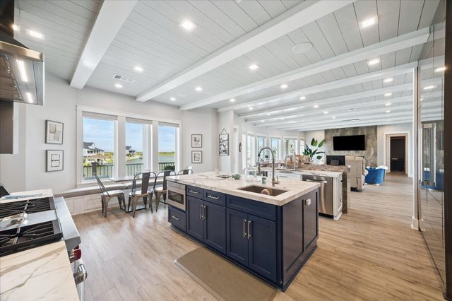 63 Water Key Key, Hitchcock, TX 77563