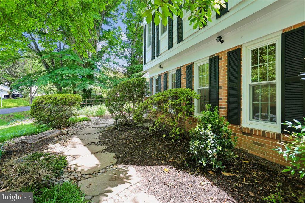 Image 2 of property listing at 11427 BEDFORDSHIRE AVE, Potomac, MD 20854
