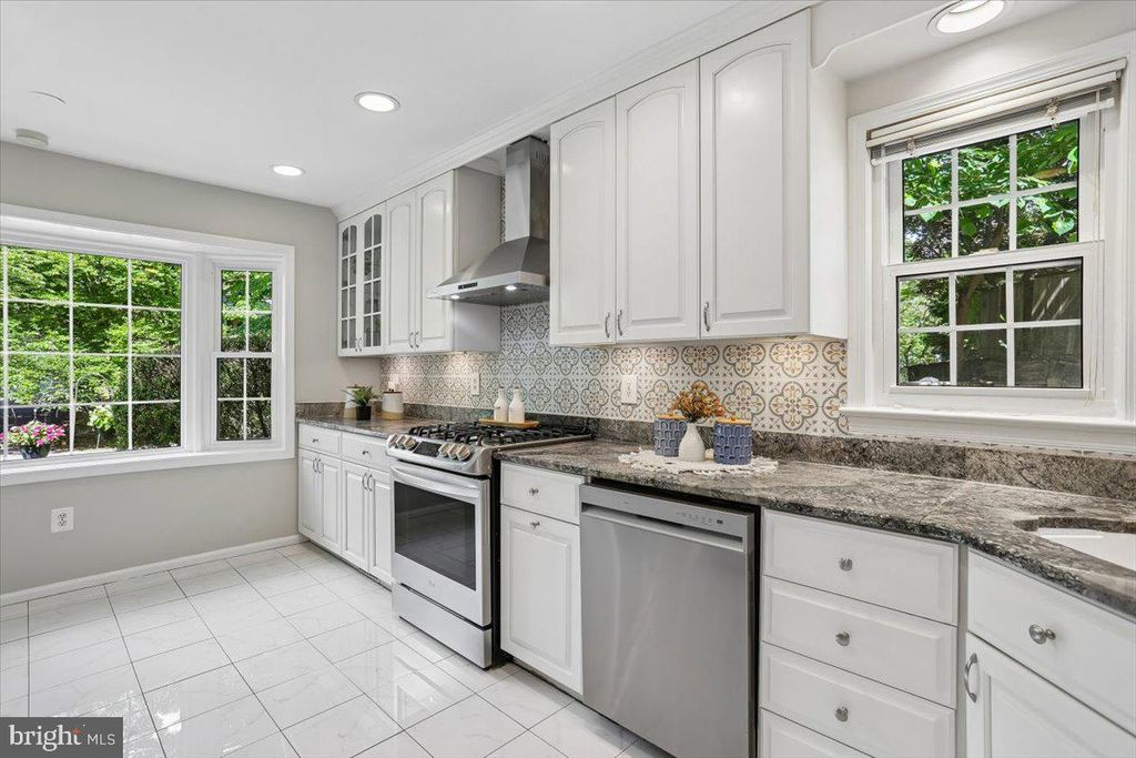 Image 20 of property listing at 11427 BEDFORDSHIRE AVE, Potomac, MD 20854