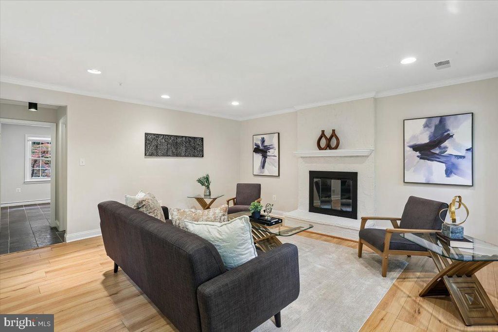 Image 24 of property listing at 11427 BEDFORDSHIRE AVE, Potomac, MD 20854