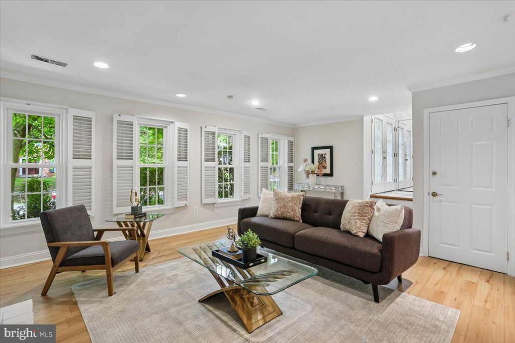 Image 25 of property listing at 11427 BEDFORDSHIRE AVE, Potomac, MD 20854