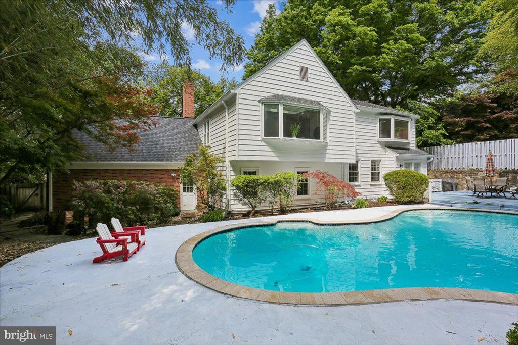 Image 3 of property listing at 11427 BEDFORDSHIRE AVE, Potomac, MD 20854