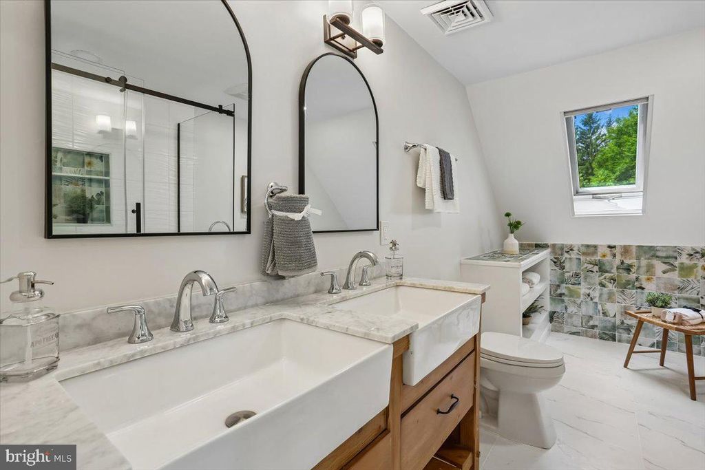 Image 35 of property listing at 11427 BEDFORDSHIRE AVE, Potomac, MD 20854