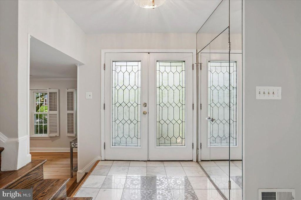 Image 4 of property listing at 11427 BEDFORDSHIRE AVE, Potomac, MD 20854