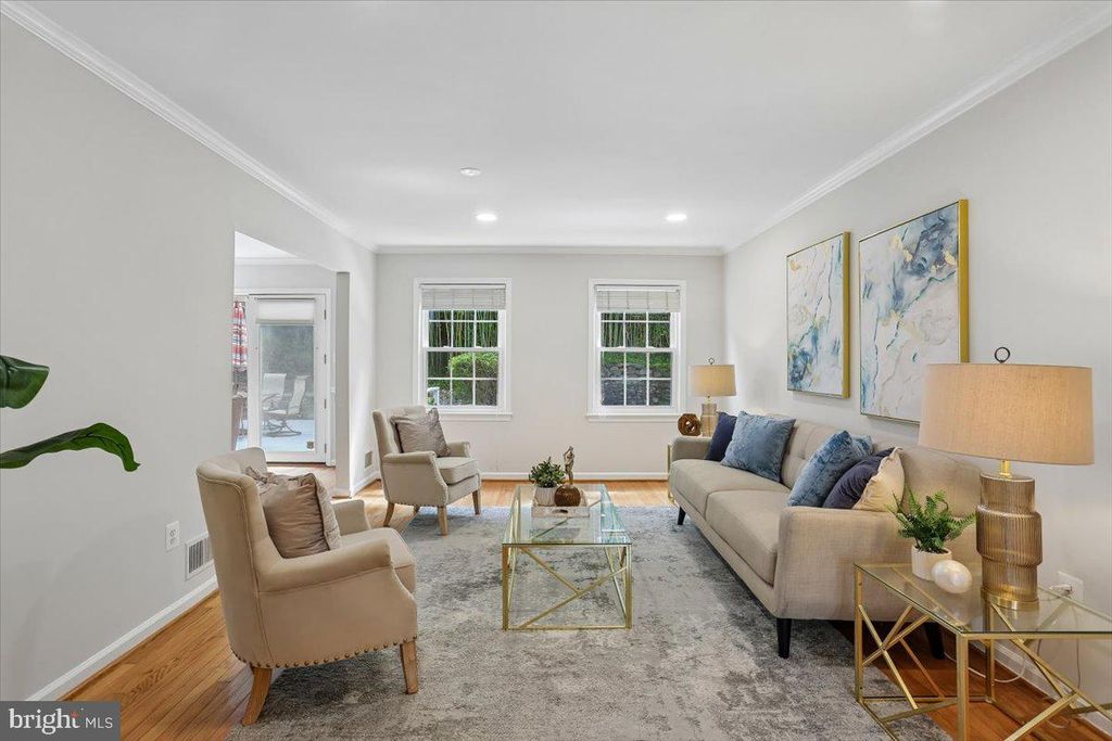 Image 8 of property listing at 11427 BEDFORDSHIRE AVE, Potomac, MD 20854