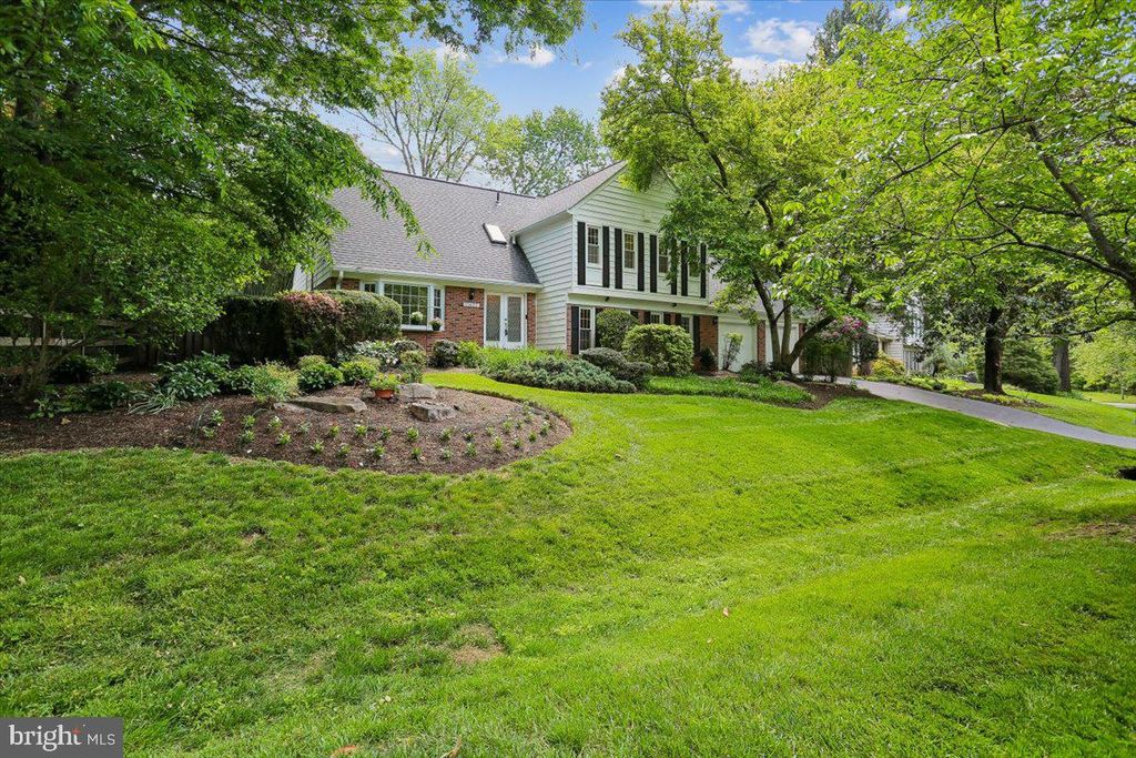 Image 81 of property listing at 11427 BEDFORDSHIRE AVE, Potomac, MD 20854
