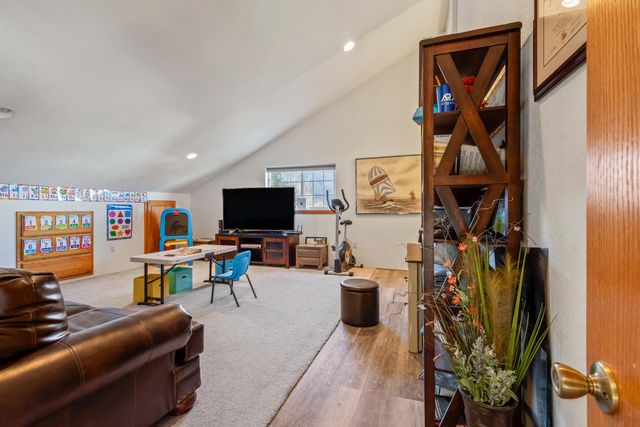 221 SW Meadow Lakes Drive, Prineville, OR 97754