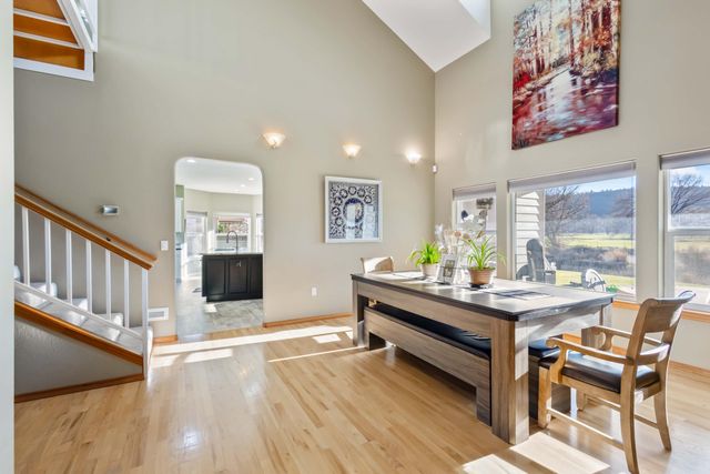 221 SW Meadow Lakes Drive, Prineville, OR 97754