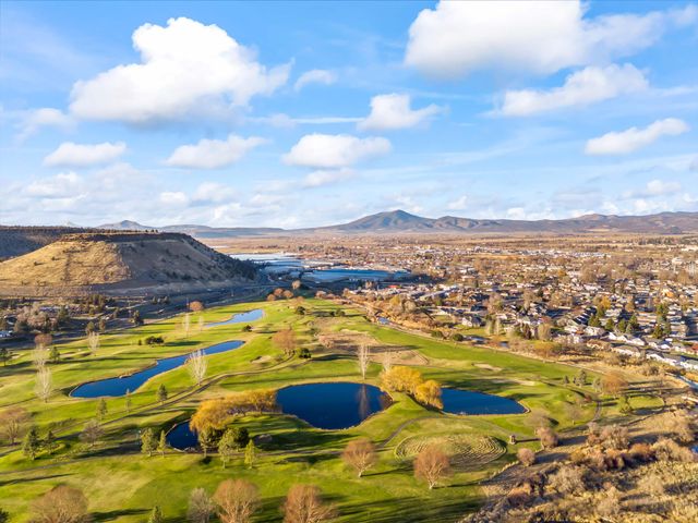 221 SW Meadow Lakes Drive, Prineville, OR 97754