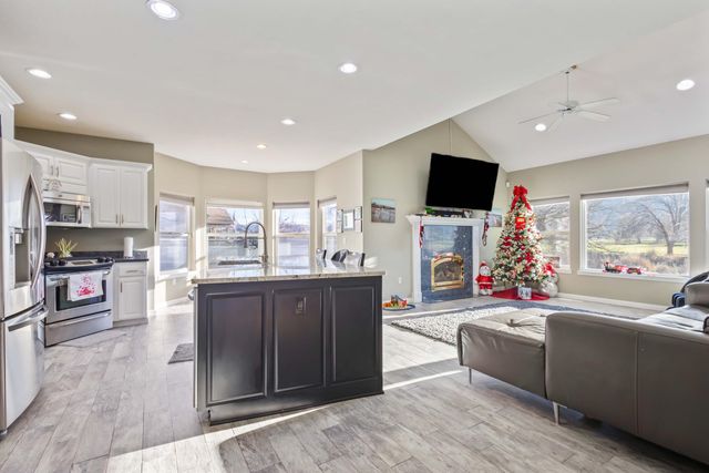 221 SW Meadow Lakes Drive, Prineville, OR 97754