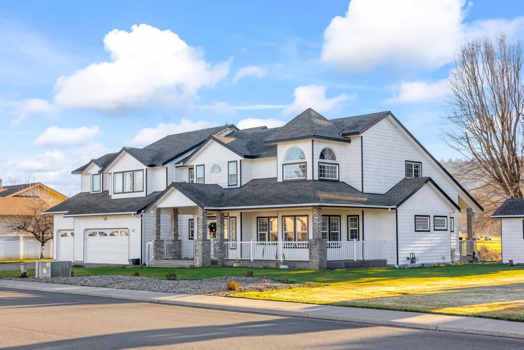 221 SW Meadow Lakes Drive, Prineville, OR 97754