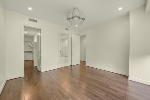 2047 Westcreek Lane 302, Houston, TX 77027
