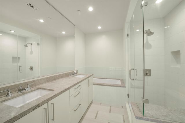 2047 Westcreek Lane 302, Houston, TX 77027