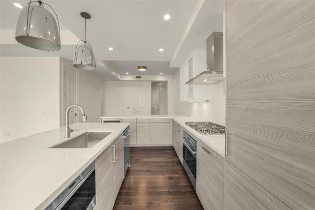 2047 Westcreek Lane 302, Houston, TX 77027