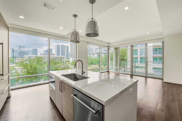 2047 Westcreek Lane 302, Houston, TX 77027