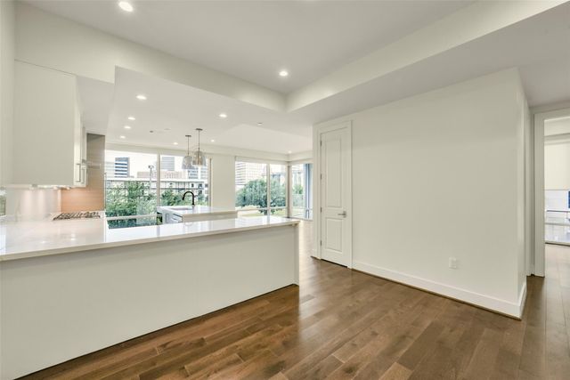 2047 Westcreek Lane 302, Houston, TX 77027