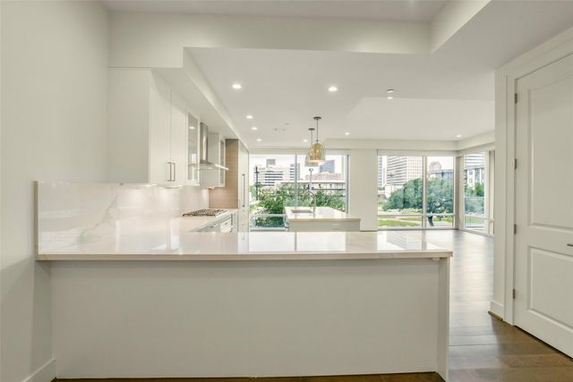 2047 Westcreek Lane 302, Houston, TX 77027