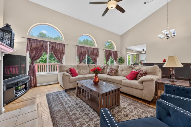 24381 Elmhurst Avenue, Farmington Hills, MI 48336