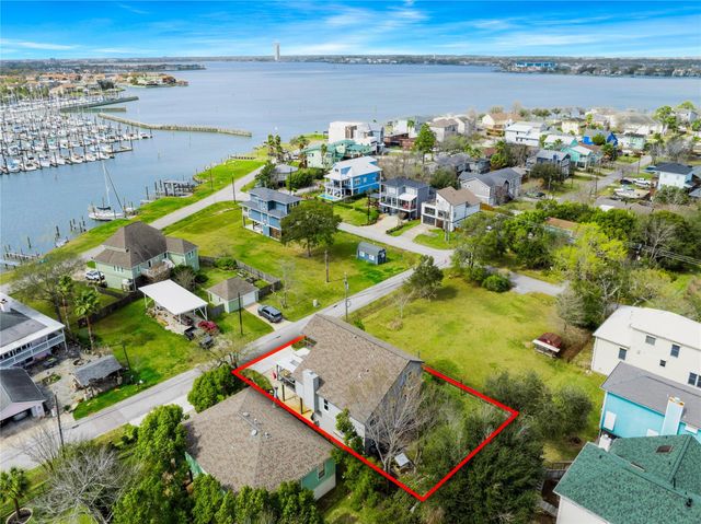 415 Narcissus Road, Clear Lake Shores, TX 77565