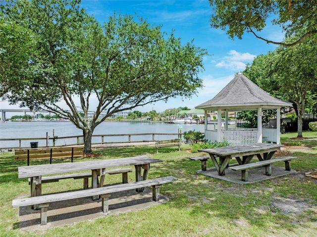 415 Narcissus Road, Clear Lake Shores, TX 77565