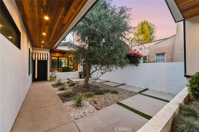 13135 Chandler Boulevard, Sherman Oaks, CA 91401