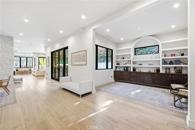 13135 Chandler Boulevard, Sherman Oaks, CA 91401