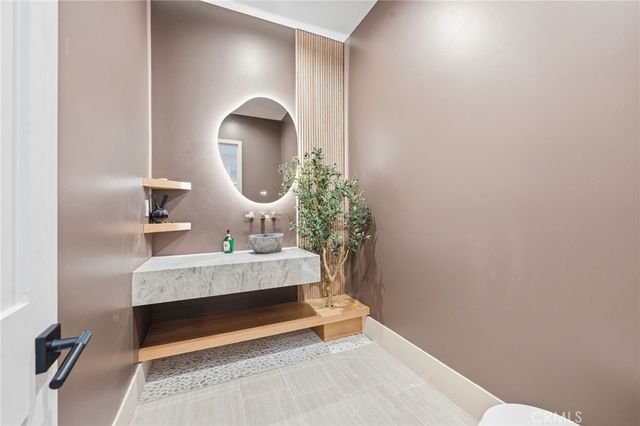 13135 Chandler Boulevard, Sherman Oaks, CA 91401