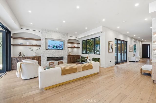 13135 Chandler Boulevard, Sherman Oaks, CA 91401