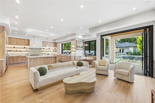 13135 Chandler Boulevard, Sherman Oaks, CA 91401