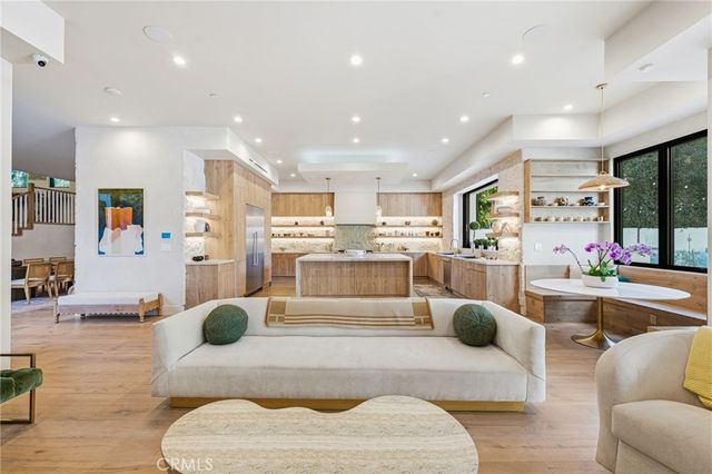 13135 Chandler Boulevard, Sherman Oaks, CA 91401