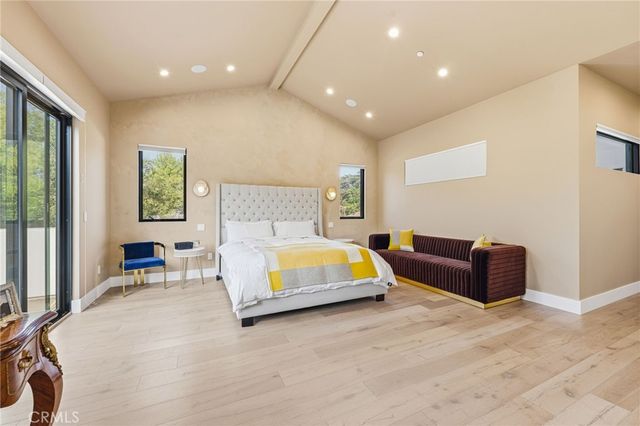 13135 Chandler Boulevard, Sherman Oaks, CA 91401