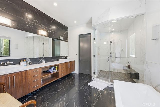 13135 Chandler Boulevard, Sherman Oaks, CA 91401