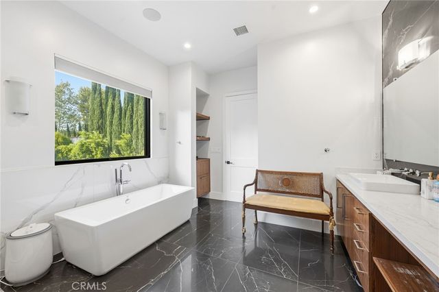 13135 Chandler Boulevard, Sherman Oaks, CA 91401
