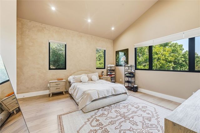 13135 Chandler Boulevard, Sherman Oaks, CA 91401