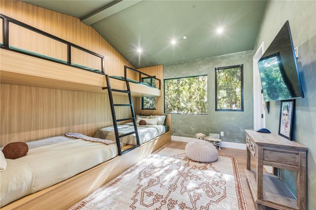 13135 Chandler Boulevard, Sherman Oaks, CA 91401