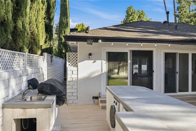 13135 Chandler Boulevard, Sherman Oaks, CA 91401