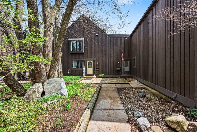 242 Dunbarton Court, Kalamazoo, MI 49006