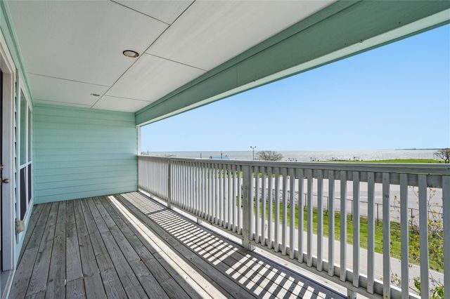 709 N Bayshore Drive, La Porte, TX 77571