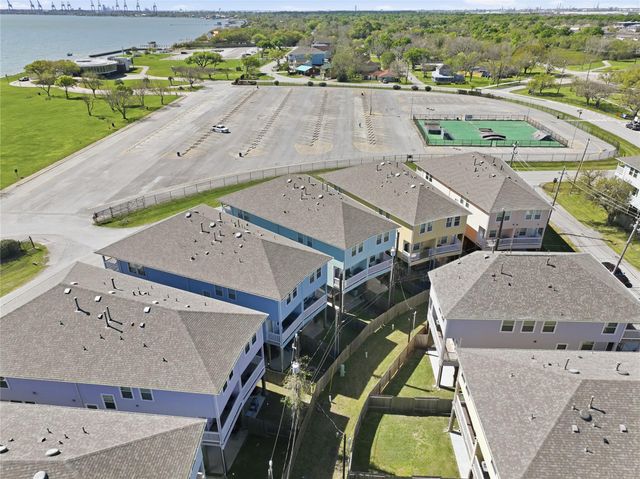 709 N Bayshore Drive, La Porte, TX 77571