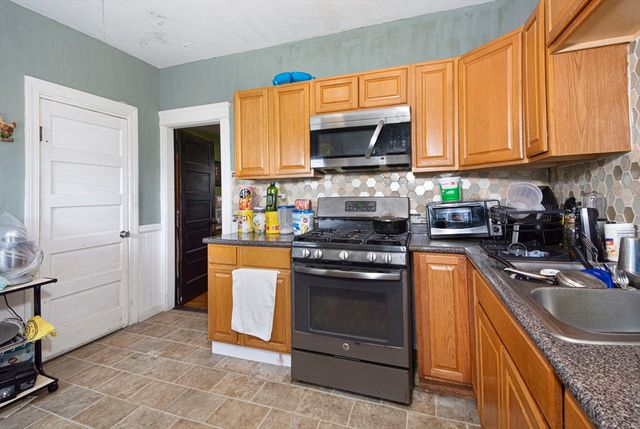 7 Clarence St, Worcester, MA 01610