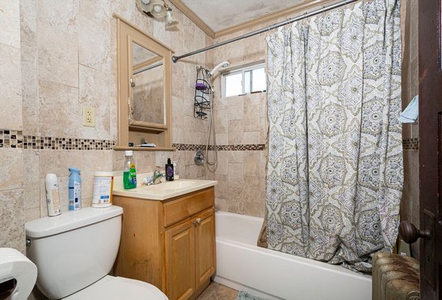 7 Clarence St, Worcester, MA 01610