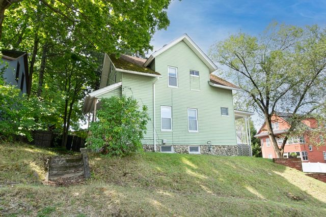 7 Clarence St, Worcester, MA 01610