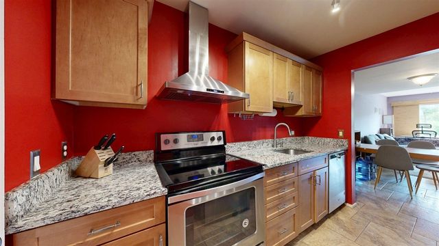 718 Peninsula Court, Ann Arbor, MI 48105