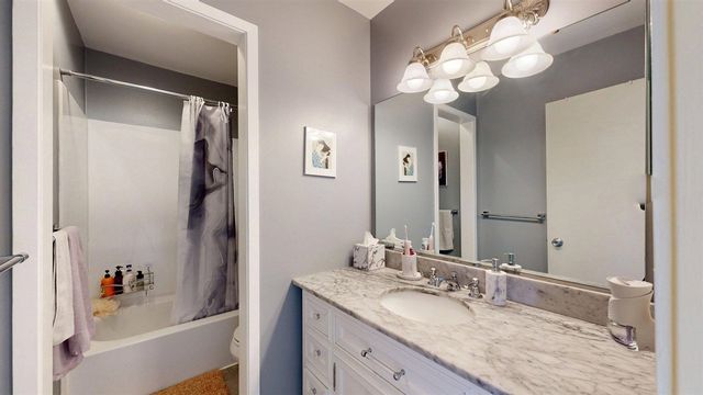 718 Peninsula Court, Ann Arbor, MI 48105