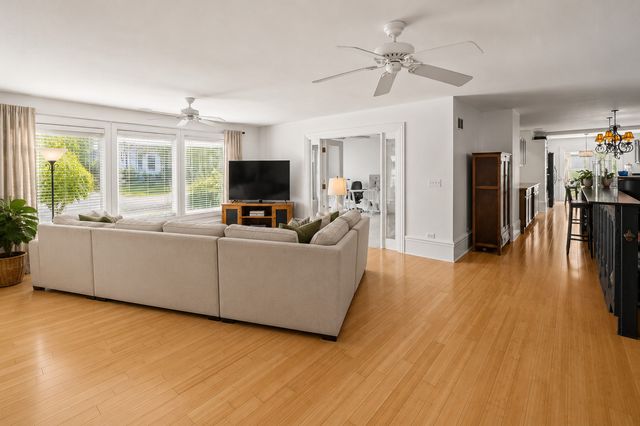 83 N Park Boulevard, Glen Ellyn, IL 60137