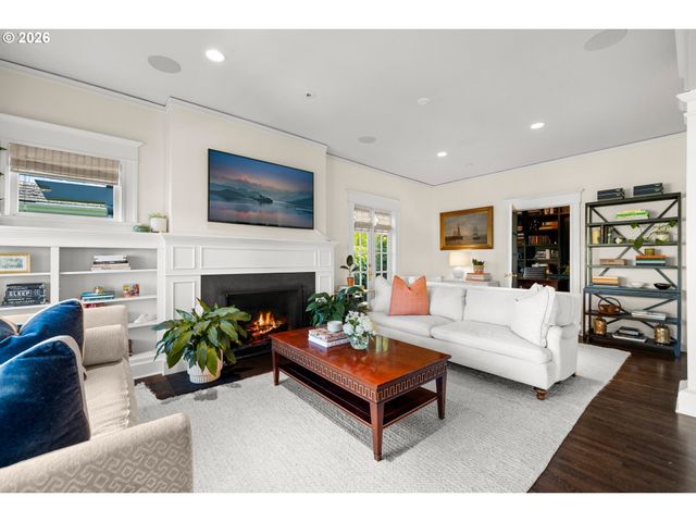 1740 Sw ELIZABETH St, Portland, OR 97201