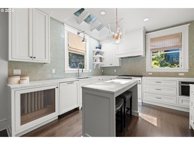 1740 Sw ELIZABETH St, Portland, OR 97201